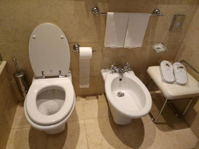 欧洲酒店厕所两个马桶 酒店马桶间