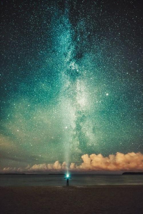 一组超梦幻的星空图片,在夜空中,多少人想找到最亮的星呢.