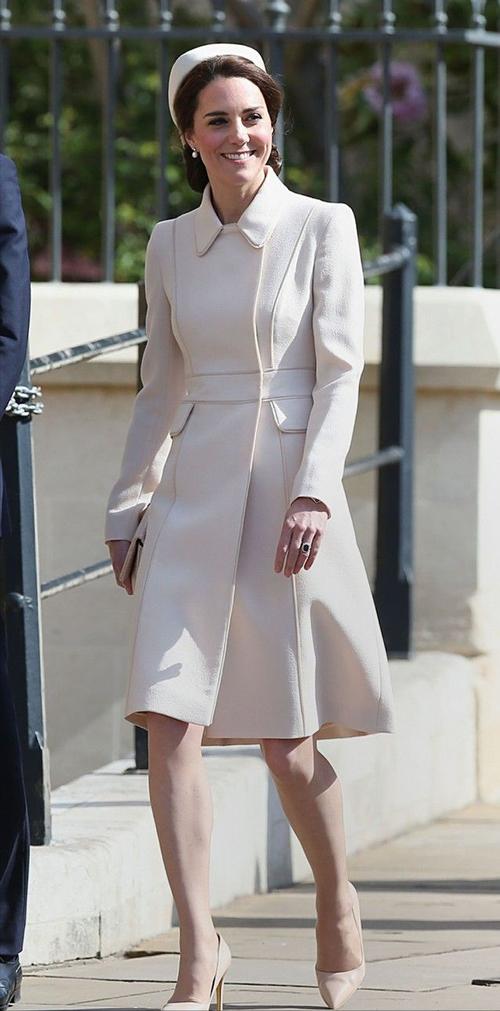 凯特王妃穿衣太高级奶油白西装配编织包中年美得知性高级