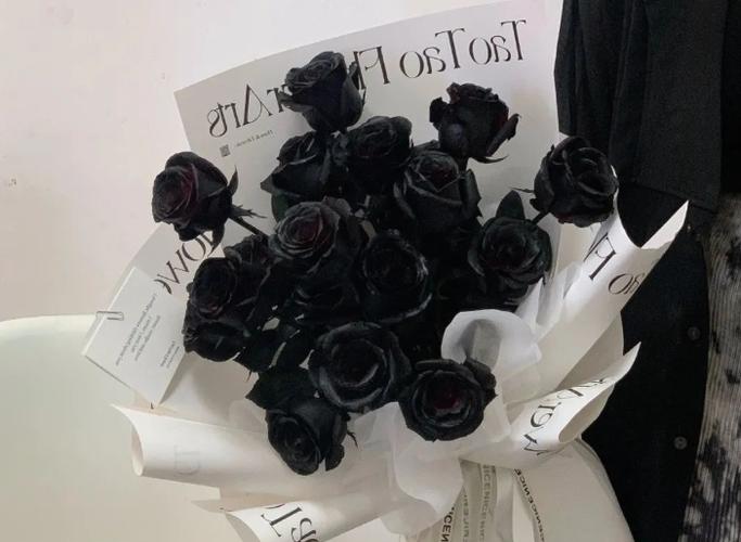 那黑色的玫瑰要包装成花束,要怎么搭配才比较好看呢?