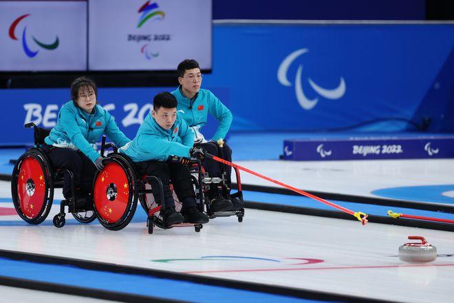 北京冬残奥会拜靴庆祝中国轮椅冰壶队晋级决赛提前锁定奖牌