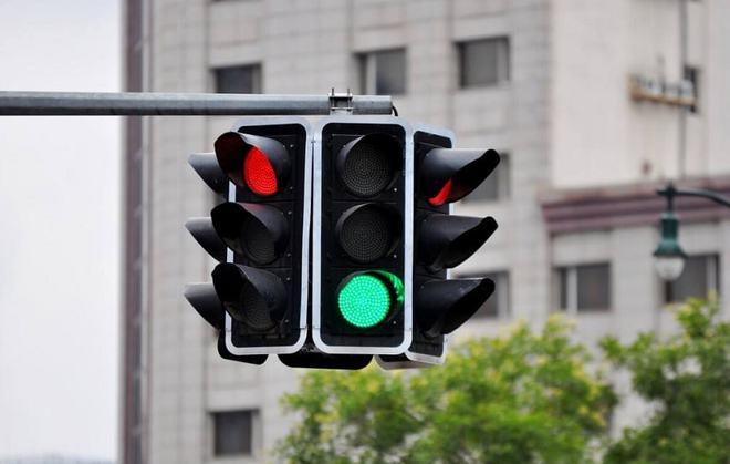 红绿灯新国标实施,这2个变化和8个行驶规则,驾驶机动车要能掌握|闯红