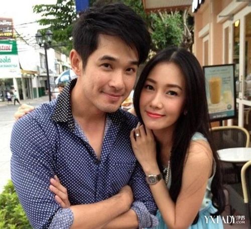 有泰国第一美女之称的当红女演员noon和相恋多年的男友todd订婚,签订