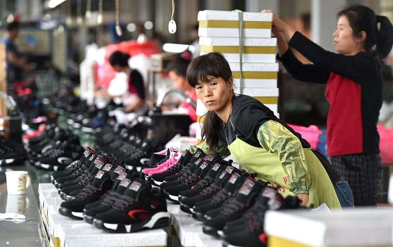 11月10日,福建省南安市美林街道松岭村,工人在一家电商鞋厂加工运动