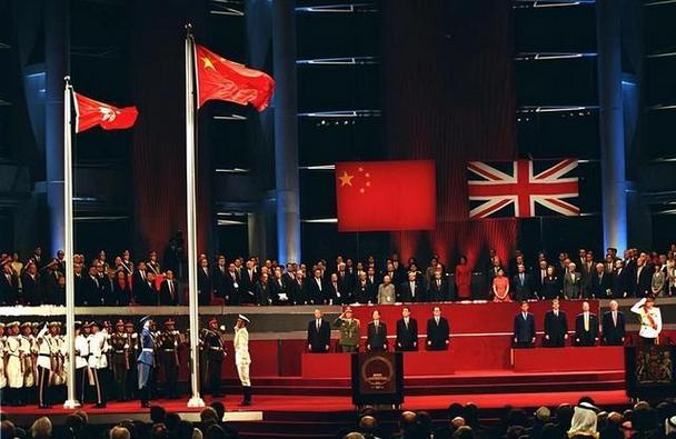外交部原副部长:香港回归前英国每年米呱锨б