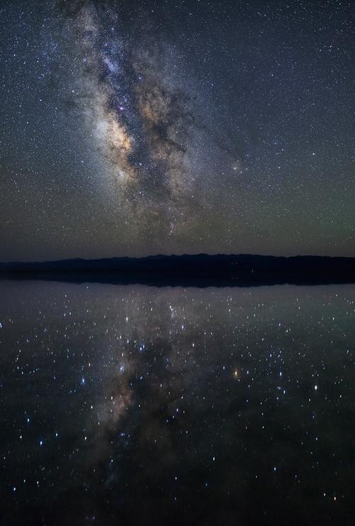 站在茶卡盐湖里,仿佛置身宇宙,时而平静的水面试图映射整片星空.