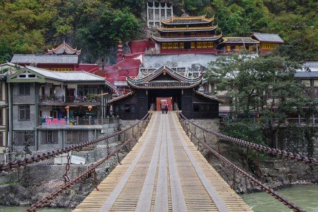 泸定桥又称铁索桥,位于四川省泸定县大渡河上,相传康熙帝统一中国后