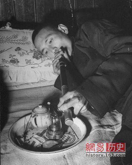 实拍:1946年一沈阳男子吸食鸦片全纪录(组图)