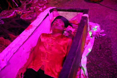 佛山景区推出躺进棺材里体验生命教育活动,游客称是提前"演练"