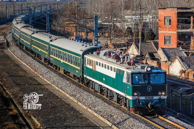 铁道部就从日本进口了85台6k型电力机车,编号001~085,全部配属郑州