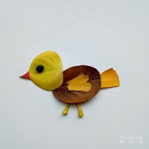 使用树叶拼图贴画出一个可爱的小鸟,看起来漂亮吧,让我们一起动手做