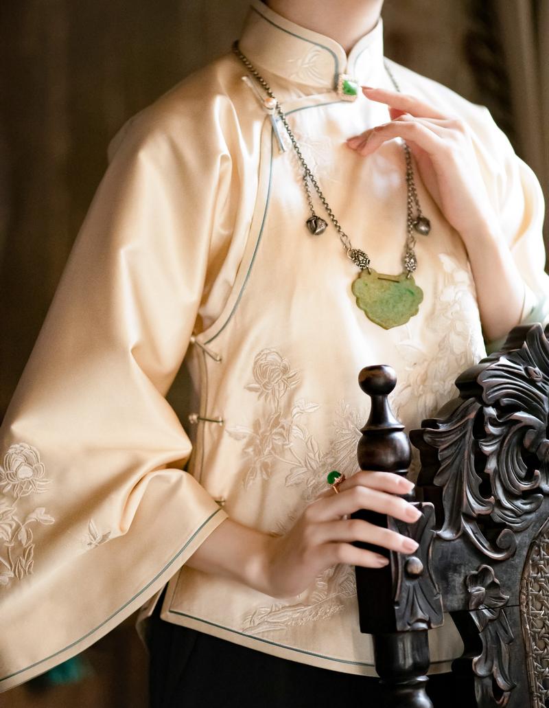 1920年左右,上海女子的上衣逐渐变 - 抖音