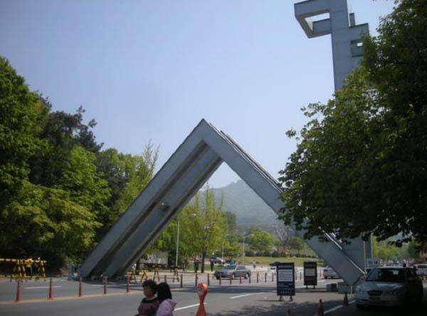 为国立首尔大学,简称首尔大,位于韩国首都首尔,原名为国立汉城大学