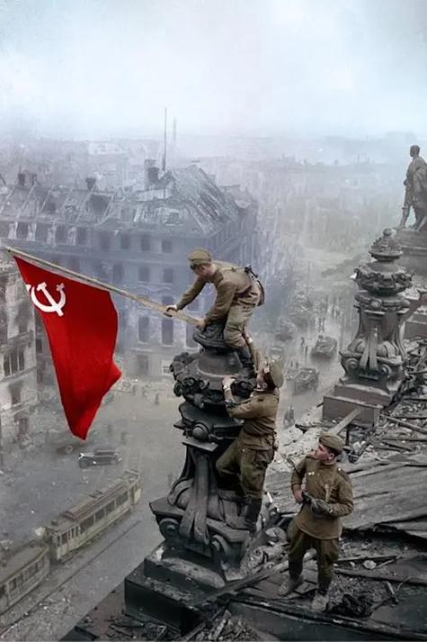 二战迎来了决定性的一刻:波兰人民军将波兰国旗插在柏林防空塔上纳粹
