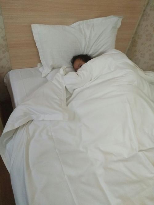 晚上入住酒店,依依要自己一个人睡一张床,她兴奋极了!