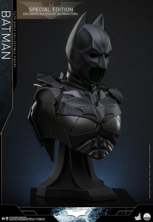 整套蝙蝠侠战衣将采用电影特技级别的高端合成戏服模式,选用了具质感