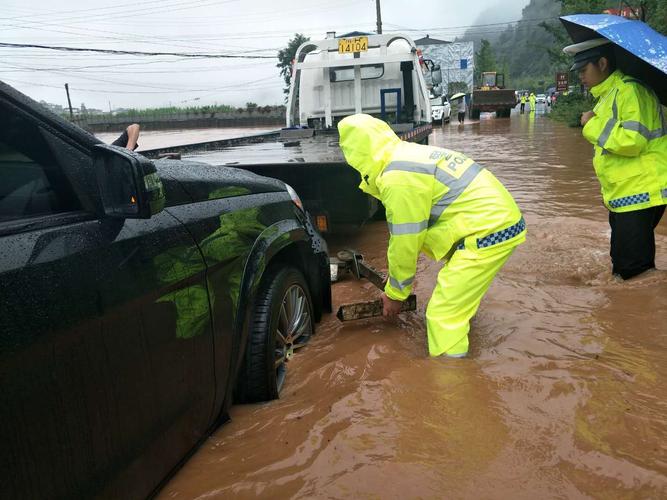 广元青川一轿车被困洪水中民警冒雨开展救援