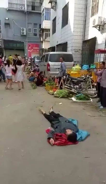 "城管打死人了",路中央一位老人躺在地上,知道真相时太气人!