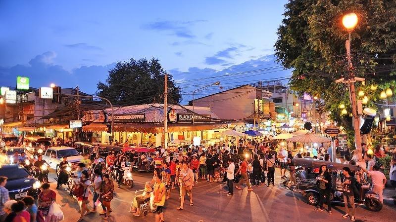 疫情形势趋缓 泰国清迈周日夜市重新开放