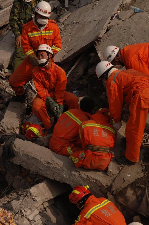 回顾汶川地震14.6万军人舍命救灾10个感人瞬间