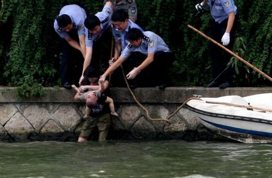 杭州河中捞起一具年轻女尸 怀中抱婴儿