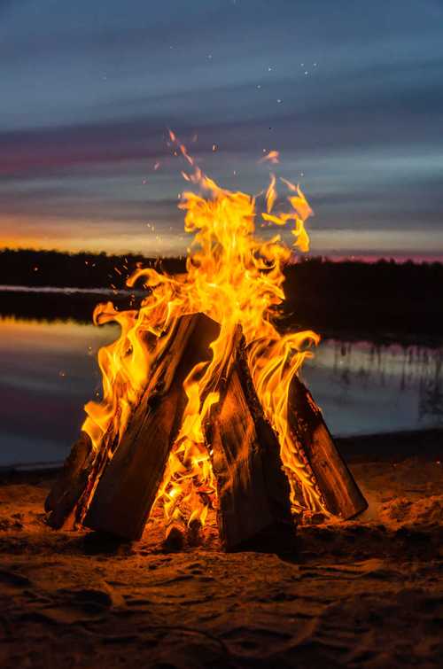 湖面上的篝火