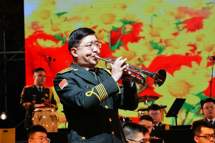 专场音乐会由军乐团团长,著名指挥家张海峰和青年指挥家袁威执棒