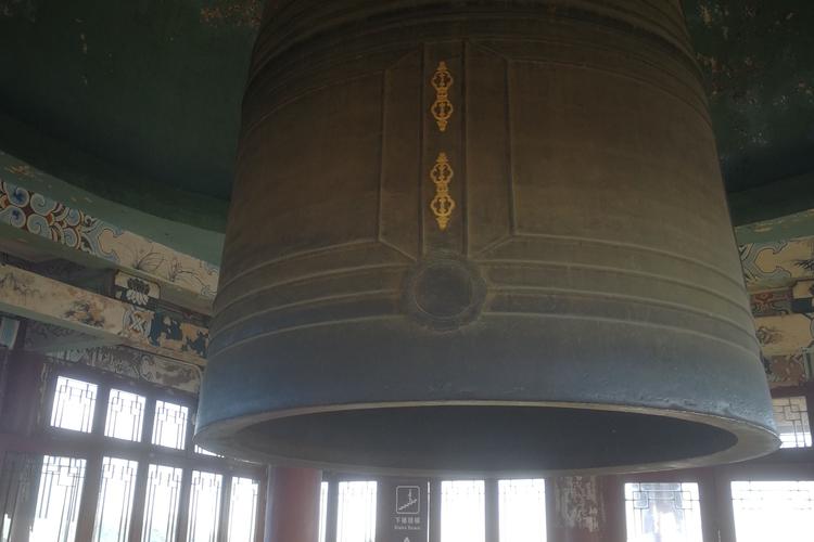 云南鸣凤山太和宫金殿,明代铸造的永乐大钟青铜器是昆明最大的怪佑