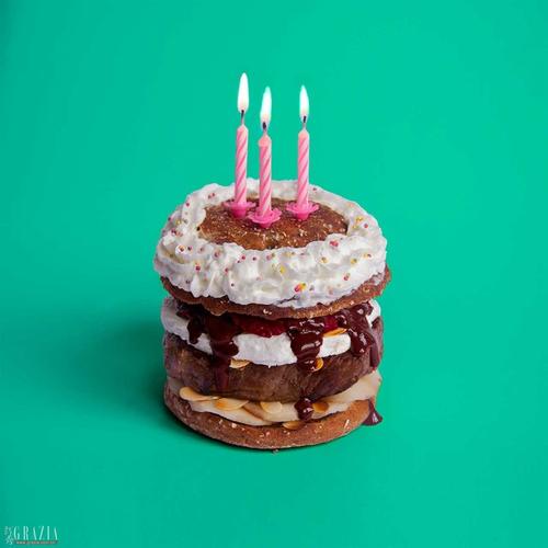 过生日的时候在汉堡上点几根蜡烛怎么样?