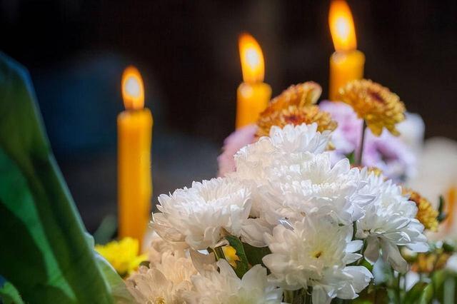 在传统观念里,白色通常是表达祭奠哀悼的意思,因此花的色彩要素淡,以