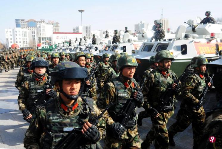 新疆举行万名武警 反恐维稳誓师大会