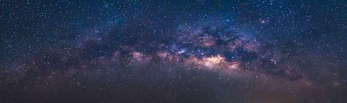 全景视图宇宙太空发射的银河系与夜晚的天空背景上的星星照片