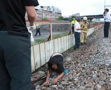台女子躺铁轨被火车压断脚掌 趴铁道旁哀嚎(图)