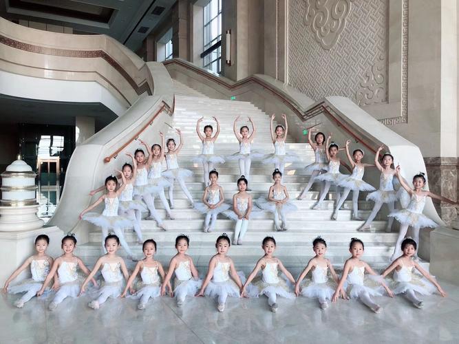 这是我们枫叶舞蹈学校芭蕾班同学在乌兰牧骑宫参加2019年兴安盟少儿