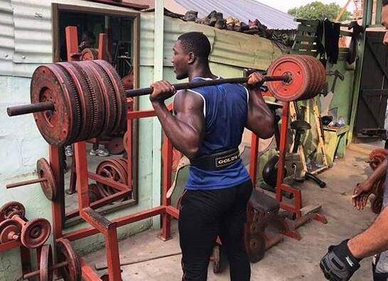 非洲加纳小镇,个个都是肌肉男,黝黑的肌肉,健硕的腹肌!