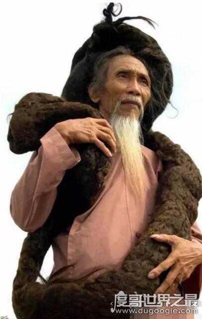 世界上头发最长的男人,越南老人头发长6.8米(50年没剪过)