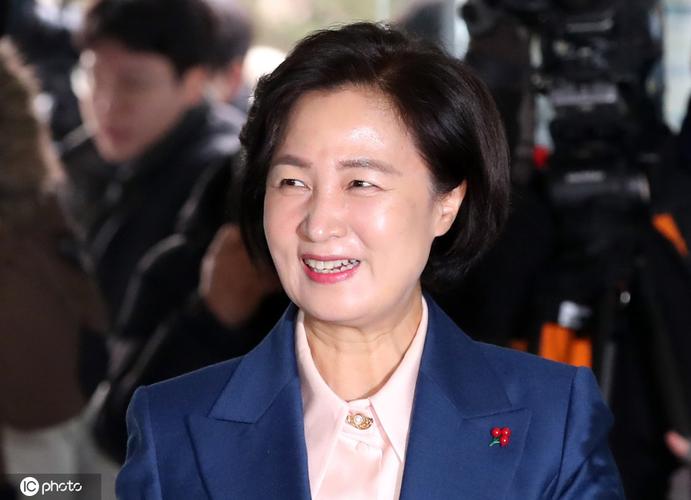 韩国候任法务部长上班 接受采访笑容满面