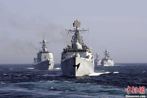 杀气腾腾:我军新型战舰群日本海上高调练对抗