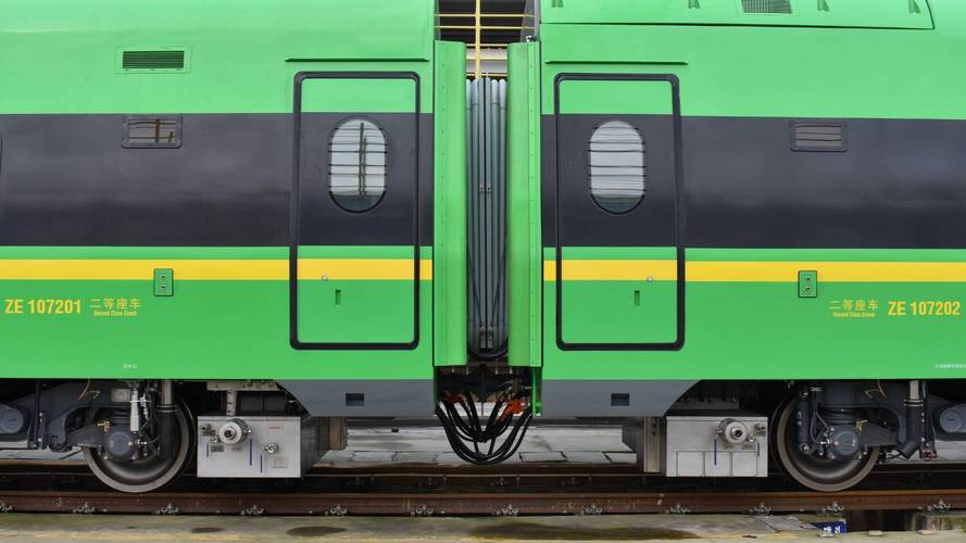新型"绿巨人"复兴号动车组4日上线西南铁路
