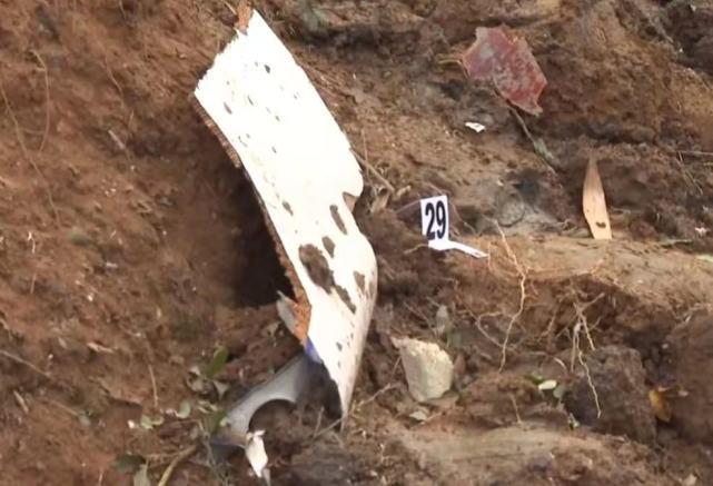 东航空难救援现场发现部分飞机残骸和遗体残骸