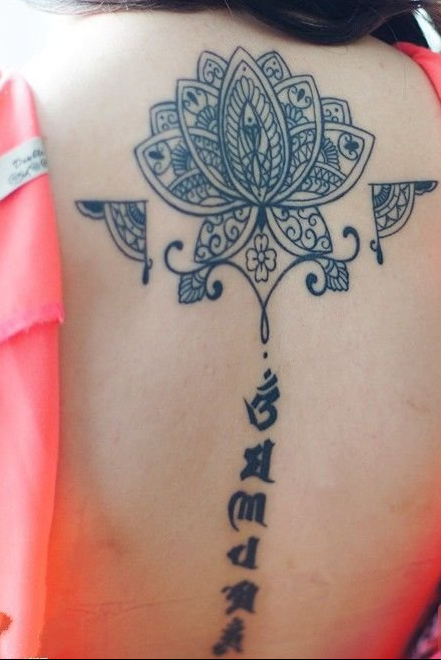 美女背上梵花六字真言纹身_字母纹身,图腾纹身,梵文纹身,后背纹身