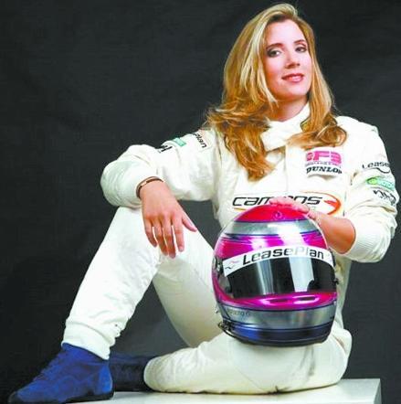 21岁美女飙进男人领地 成为f2史上首位女赛车手