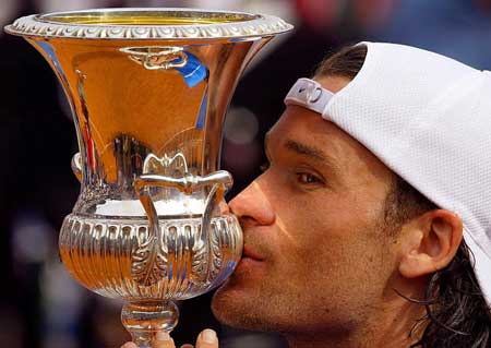 图文-罗马网球大师赛 莫亚夺冠后深情亲吻奖杯