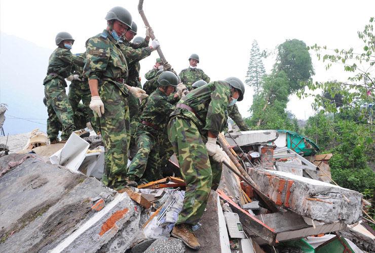 5月14日,空降兵某师在四川什邡地震重灾区抢险.新华社发 沈玲摄