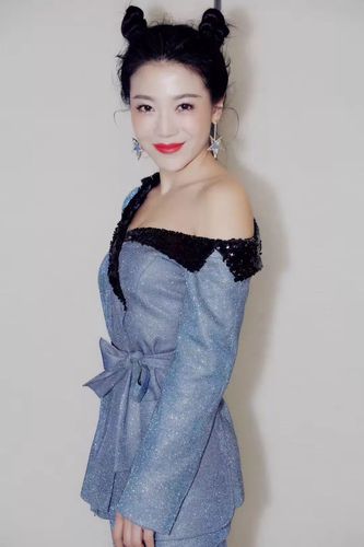 来自星星的百变女王深圳卫视主持人刘茗茗西装与层层渐变纱裙的混搭
