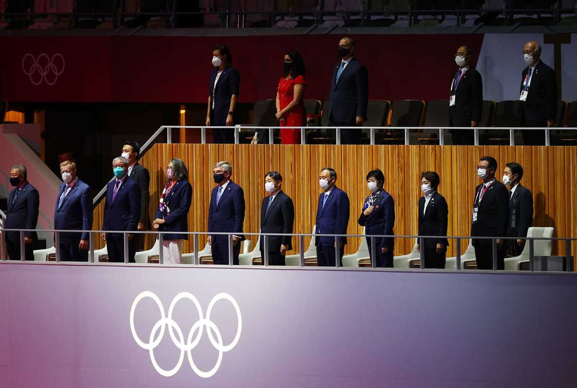 日本天皇在奥运会开幕式致辞,首相左顾右盼没有起立,遭国人谩骂