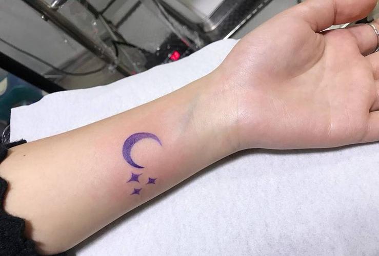 星星月亮纹身图片_手臂水彩纹身图案