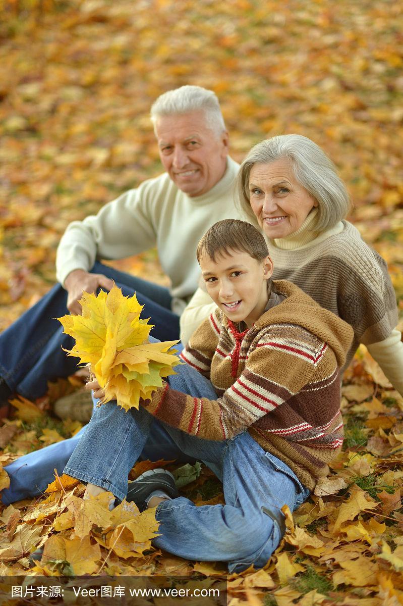 爷爷奶奶和孙子在秋天公园里
