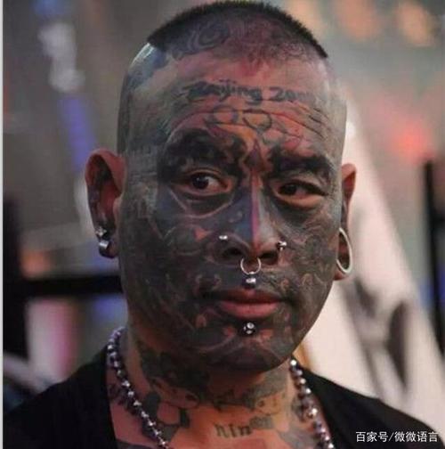 他是中国纹身第一人,曾吓哭小孩,父母和他断绝关系,是艺术吗?