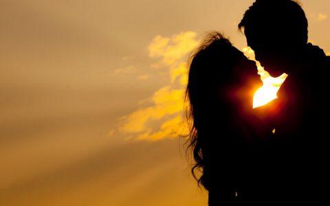 黄昏下的情侣接吻意境唯美头像素材分享!